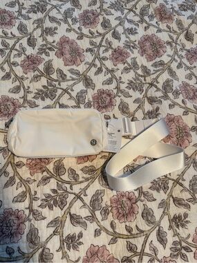 lululemon athletica Everywhere Belt Bag - Pure White